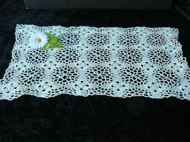 VINTAGE HAND CROCHETE TABLE RUNNER
