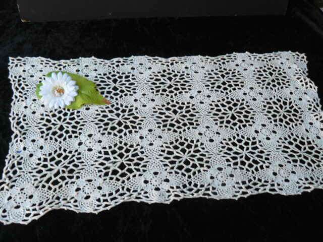 VINTAGE HAND CROCHETE TABLE RUNNER