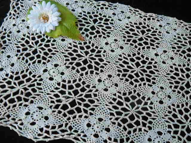 VINTAGE HAND CROCHETE TABLE RUNNER