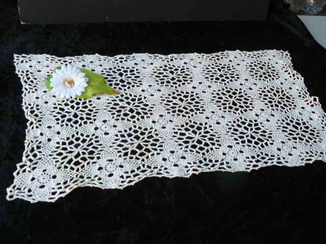 VINTAGE HAND CROCHETE TABLE RUNNER