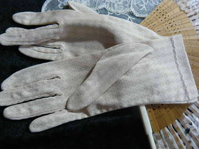 HANKIE VINTAGE COTTON LACE HANKIE - FAN AND GLOVES