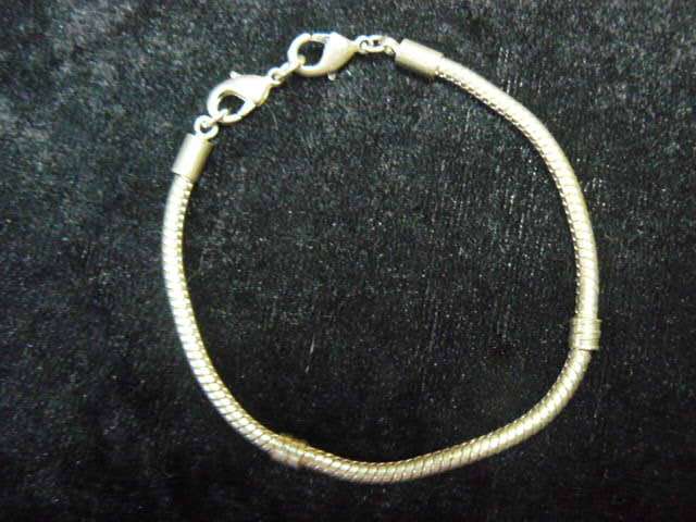 BRACELET SILVER TONED WITH 3 LIKE LOVE KNOTS