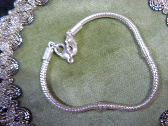 BRACELET SILVER TONED WITH 3 LIKE LOVE KNOTS