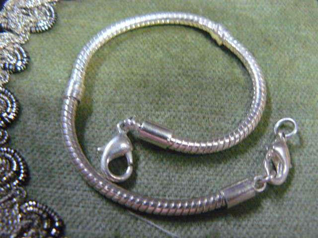 BRACELET SILVER TONED WITH 3 LIKE LOVE KNOTS