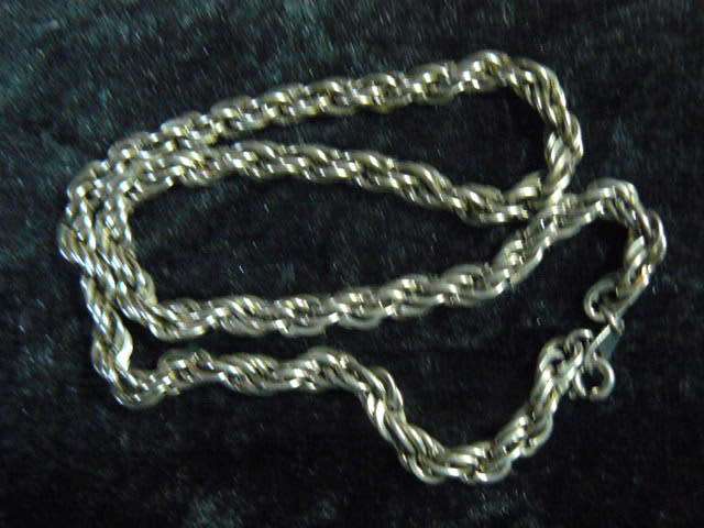 SILVER TONED CHAIN WITH NICE TWIST 40 CM