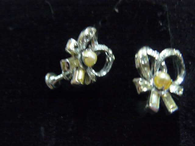 MARGAZITE EARRINGS WITH PEARL AND SCREW ON BACK