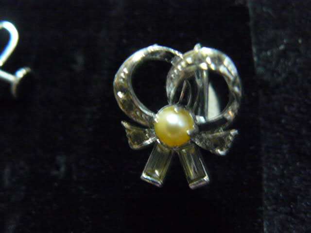 MARGAZITE EARRINGS WITH PEARL AND SCREW ON BACK