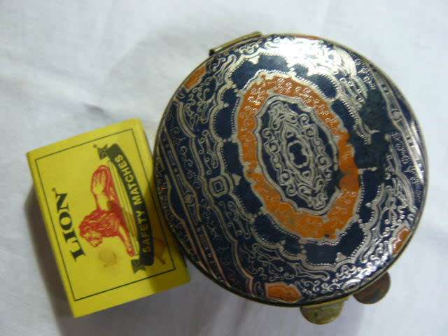 TRINKET BOX PAPPER MASHE? WITH RED MATERIAL INNER