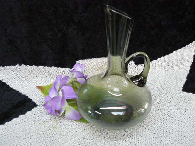 GLASS VASE WITH HANDLE