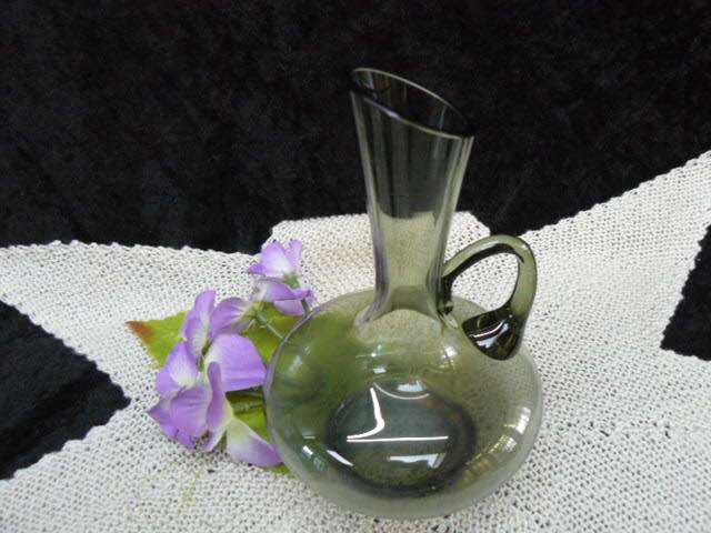 GLASS VASE WITH HANDLE