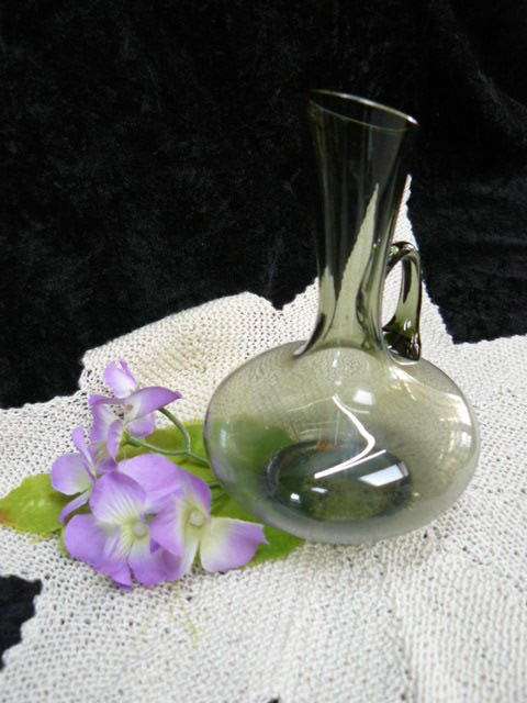 GLASS VASE WITH HANDLE