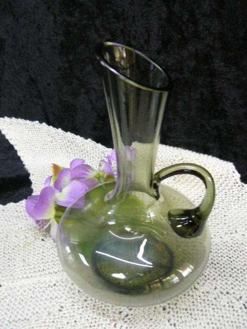 GLASS VASE WITH HANDLE