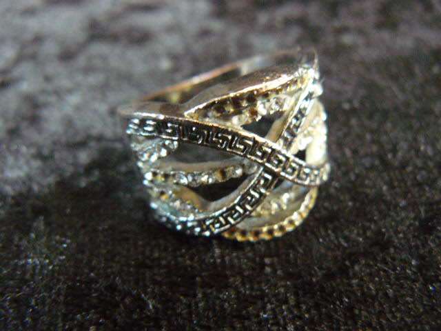 SILVER TONED FASHION RING WITH BLING S0 PRETTY