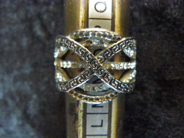 SILVER TONED FASHION RING WITH BLING S0 PRETTY