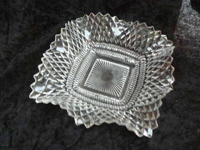 GLASS DISH BOWL VRY DETAILED AND PRETTY