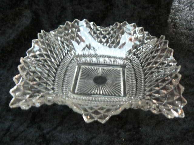 GLASS DISH BOWL VRY DETAILED AND PRETTY