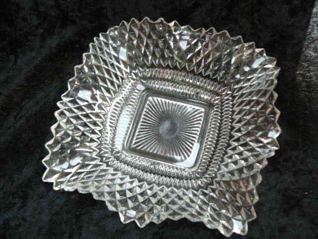 GLASS DISH BOWL VRY DETAILED AND PRETTY