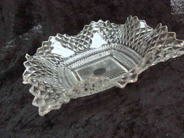 GLASS DISH BOWL VRY DETAILED AND PRETTY