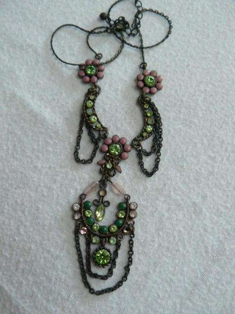 VINTAGE AMAZING NECKLACE SILVER TOND WITH PINK AND GREEN FLOWERS 44 CM LONG
