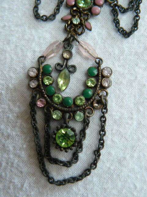 VINTAGE AMAZING NECKLACE SILVER TOND WITH PINK AND GREEN FLOWERS 44 CM LONG