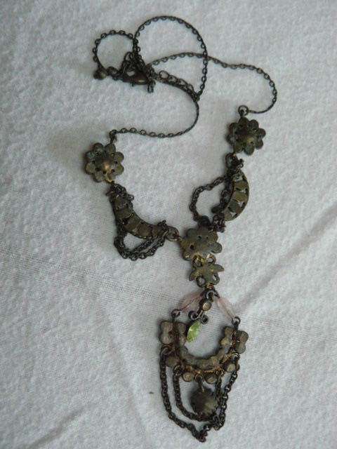 VINTAGE AMAZING NECKLACE SILVER TOND WITH PINK AND GREEN FLOWERS 44 CM LONG