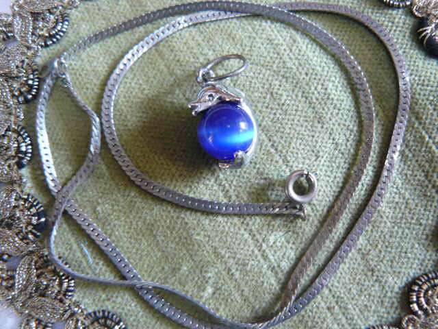 SILVER TONED NECKLCE WITH DOLPHIN HOLDING BLUE GLASS BEAD 46 CM
