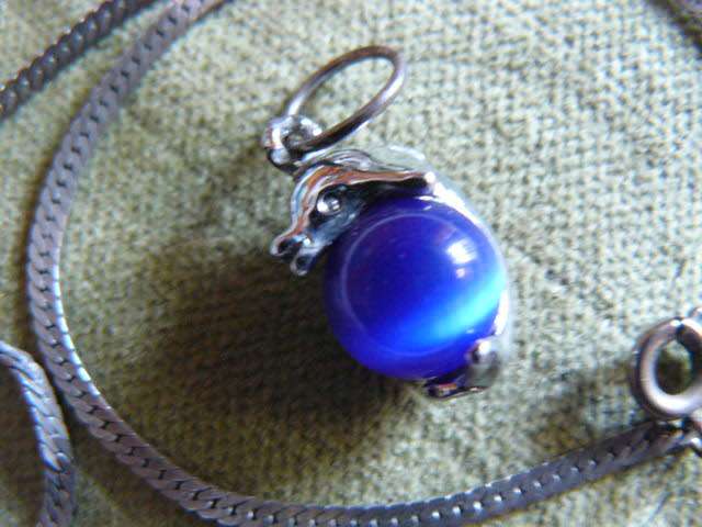 SILVER TONED NECKLCE WITH DOLPHIN HOLDING BLUE GLASS BEAD 46 CM