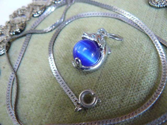 SILVER TONED NECKLCE WITH DOLPHIN HOLDING BLUE GLASS BEAD 46 CM