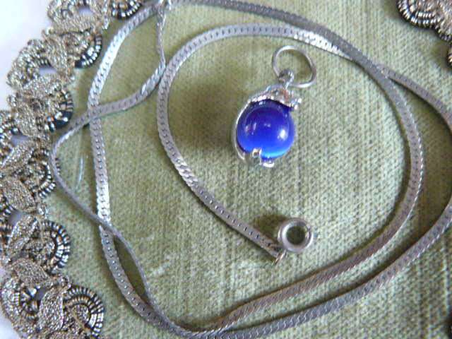 SILVER TONED NECKLCE WITH DOLPHIN HOLDING BLUE GLASS BEAD 46 CM