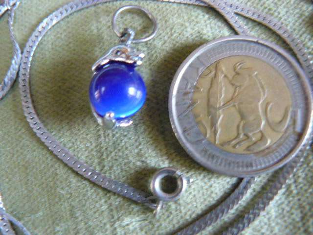 SILVER TONED NECKLCE WITH DOLPHIN HOLDING BLUE GLASS BEAD 46 CM