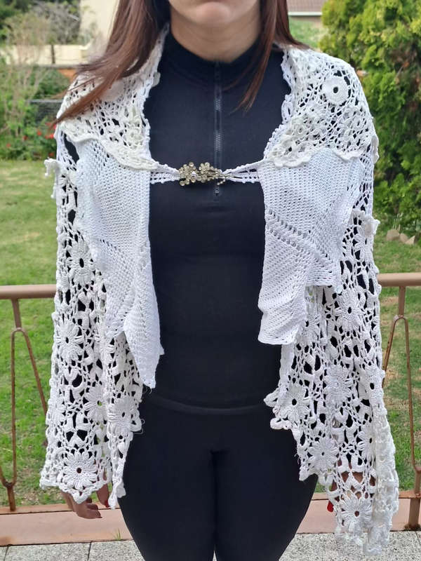 Exquisite one of a kind vintage doillie shawl absolutely unique and beautiful !!!!!!!ONE OF A KIND