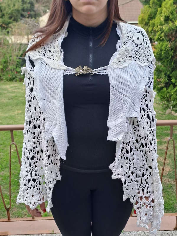 Exquisite one of a kind vintage doillie shawl absolutely unique and beautiful !!!!!!!ONE OF A KIND