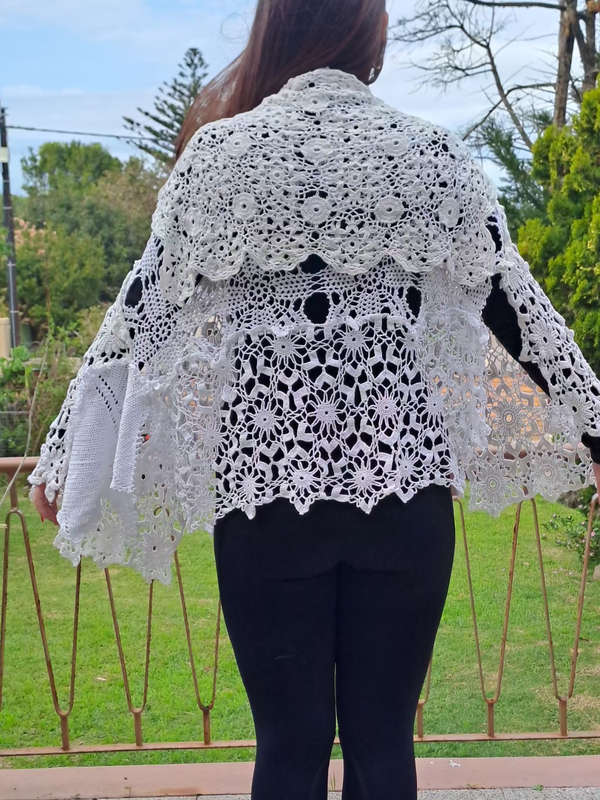 Exquisite one of a kind vintage doillie shawl absolutely unique and beautiful !!!!!!!ONE OF A KIND