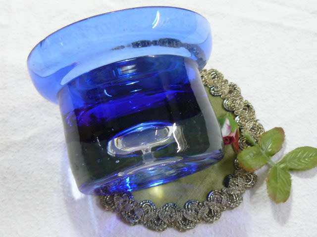 GLASS VERY INTERESTNG HEAVY BOTTOM BUBLE BOWL