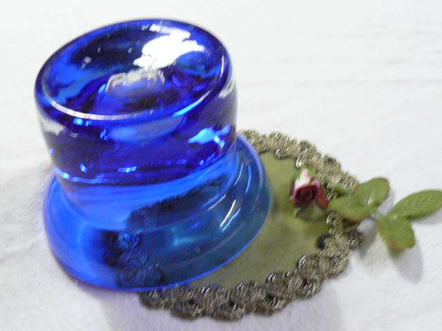 GLASS VERY INTERESTNG HEAVY BOTTOM BUBLE BOWL