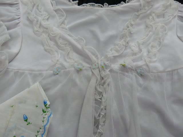 VINTAGE BED AND COTTON HANKIE