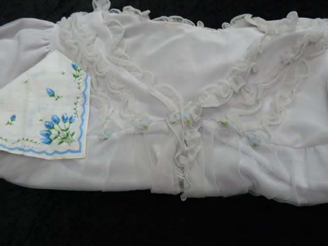 VINTAGE BED AND COTTON HANKIE