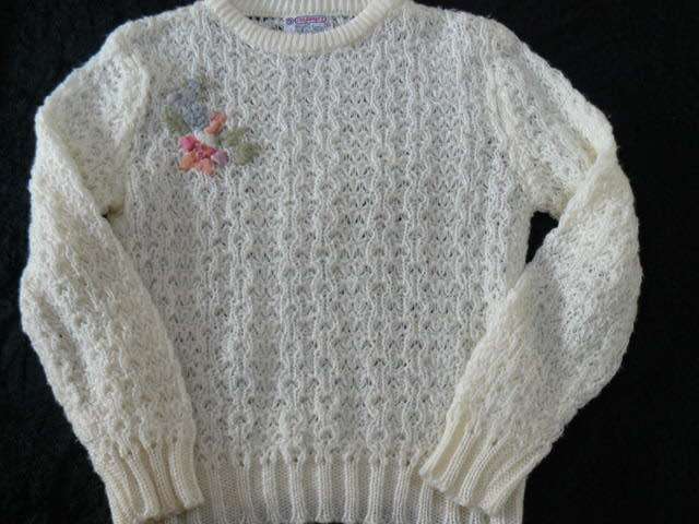 WHITE WOOLY JERSEY WITH LOVELY PATTERN