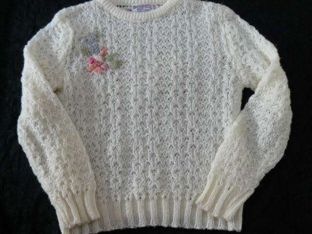 WHITE WOOLY JERSEY WITH LOVELY PATTERN