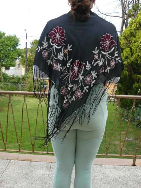 SCARVE WITH FRINGE AND BEADS