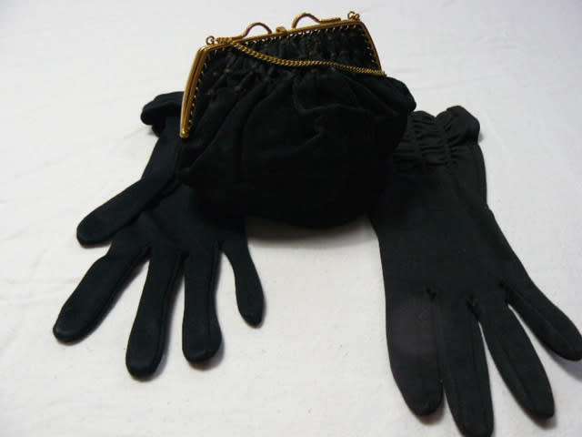 VINTAGE SMALL BLACK BAG WITH CHAIN AND BING AND BLACK M VINTAGE GLOVES