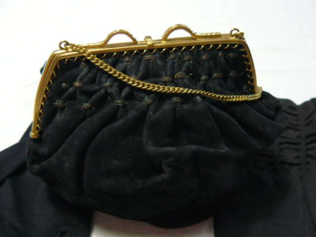 VINTAGE SMALL BLACK BAG WITH CHAIN AND BING AND BLACK M VINTAGE GLOVES
