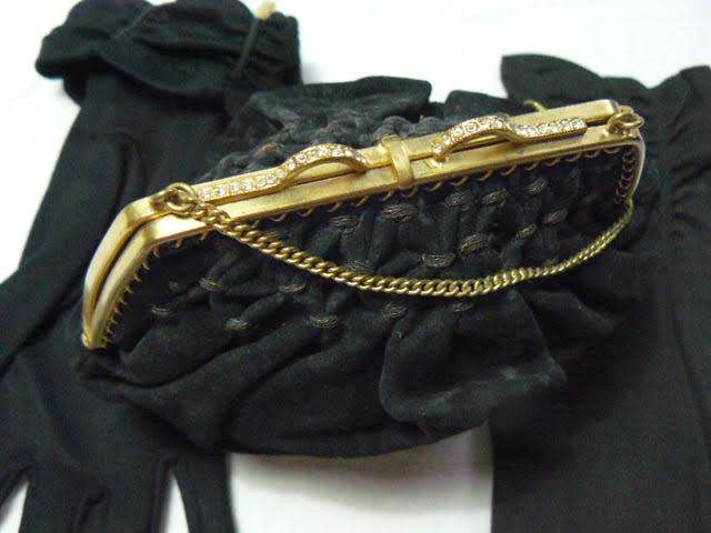 VINTAGE SMALL BLACK BAG WITH CHAIN AND BING AND BLACK M VINTAGE GLOVES