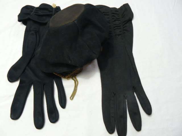 VINTAGE SMALL BLACK BAG WITH CHAIN AND BING AND BLACK M VINTAGE GLOVES