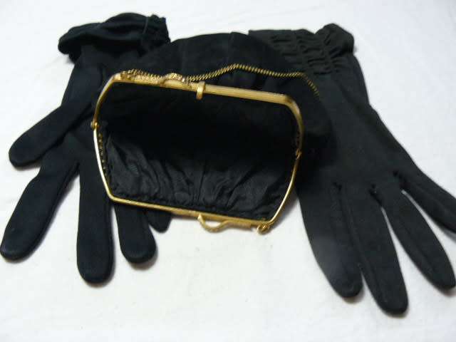 VINTAGE SMALL BLACK BAG WITH CHAIN AND BING AND BLACK M VINTAGE GLOVES