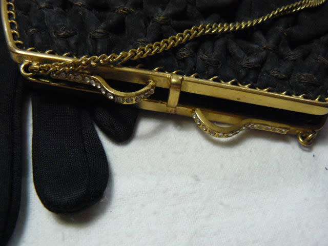 VINTAGE SMALL BLACK BAG WITH CHAIN AND BING AND BLACK M VINTAGE GLOVES