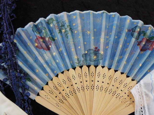 FAN HANKIE GLOVES M NECKLAE WUTH MATERIAL ABD BEDS