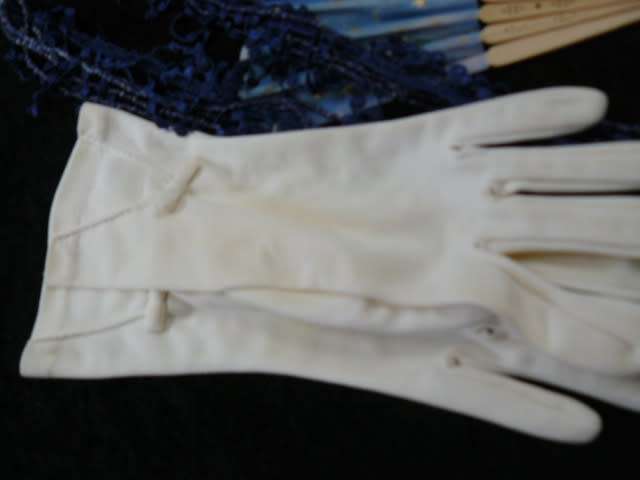FAN HANKIE GLOVES M NECKLAE WUTH MATERIAL ABD BEDS