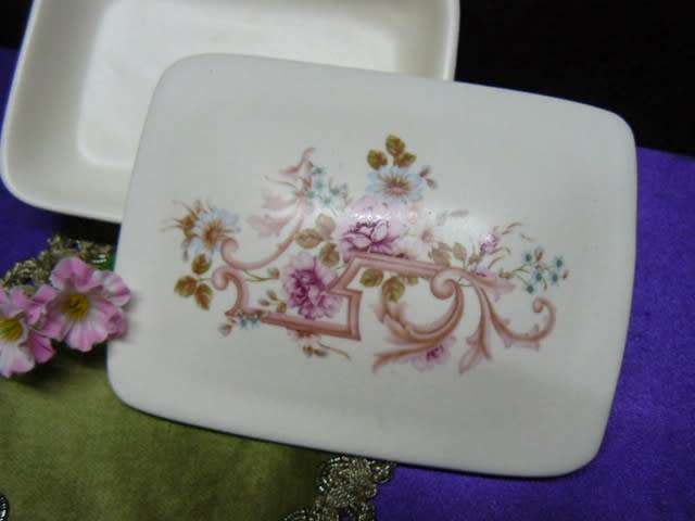 CERAMIC TRINKET BOX