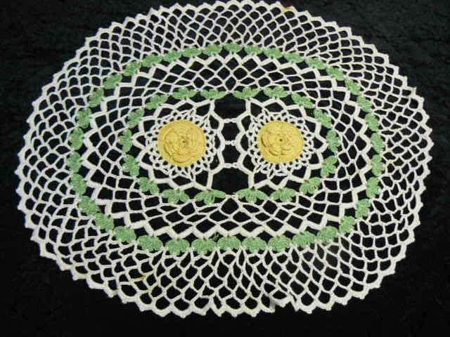 5 PIECE VINTAGE COTTON DOILIE SET LOVELY RAISE FLOWER IN THE MIDDLE HAND CROCHETED